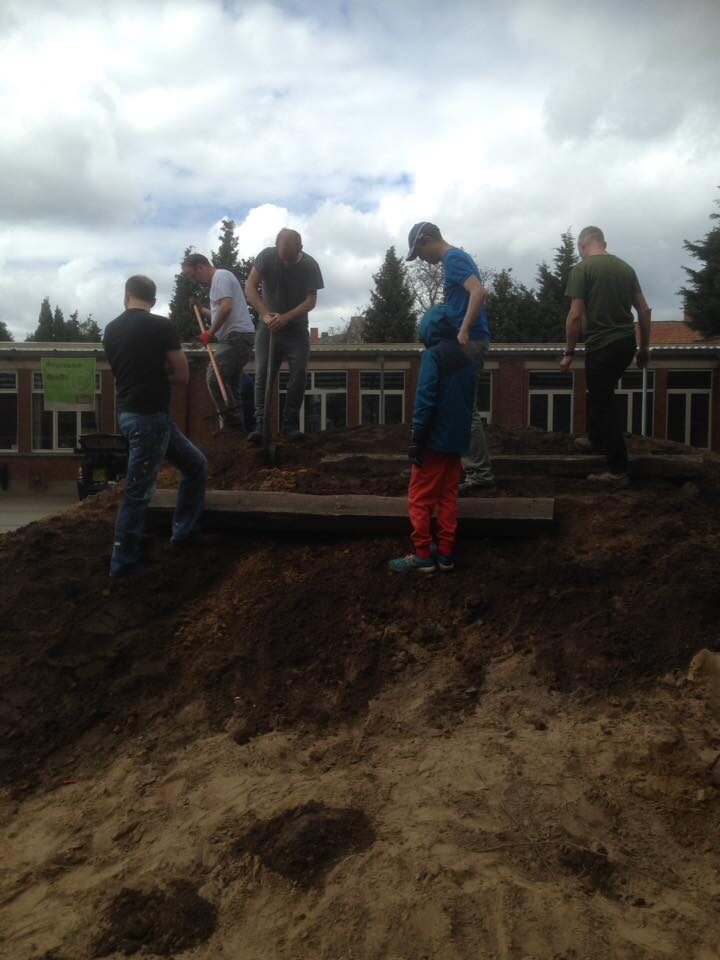 Ouders van het oudercomité op de schoolplaats
