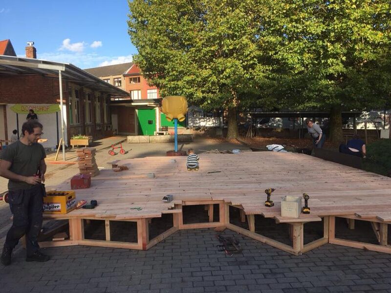 De Boomhutters helpen mee op een schoolactiviteit